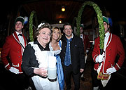 Christian Vogler (Mi.) und seine Frau Petra sind neue Wirte des Augustiner-Kellers und die Maria Version von Richard Süßmeier (©Foto: Ingrid Grossmann)